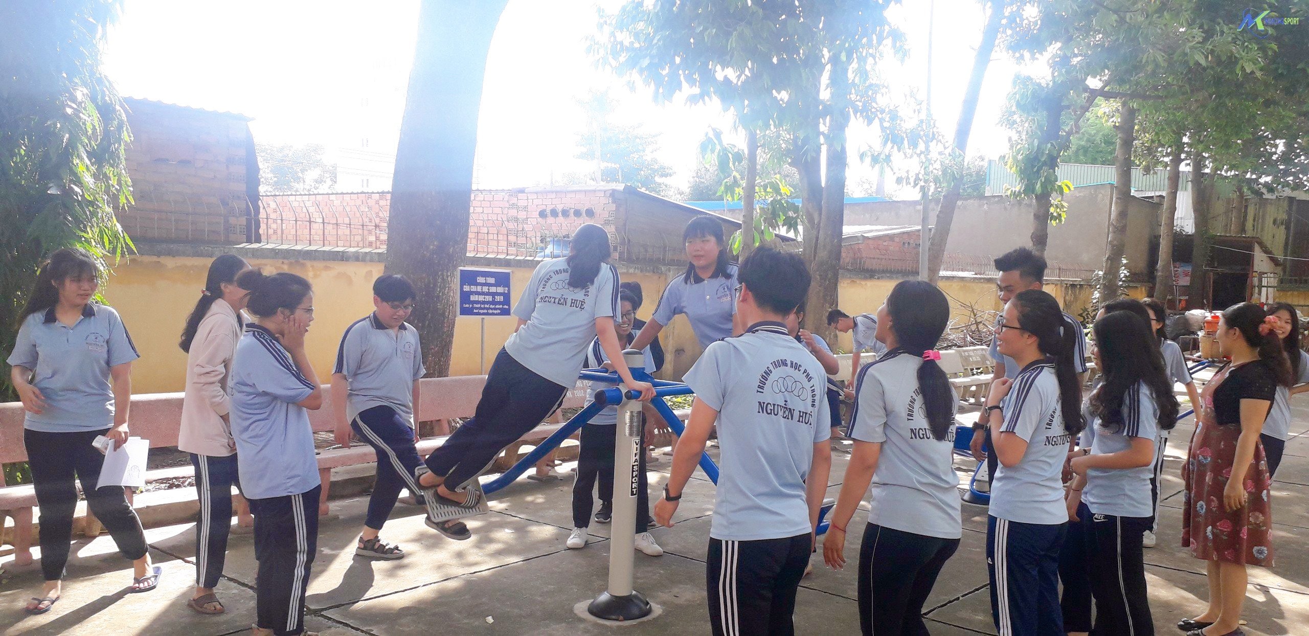 du-antruong-hoc-co-quan-ctytp-ho-chi-minh-truong-thpt-nguyen-hue-lap-dat-may-tap-the-thao-ngoai-troi-phat-trien-the-chat-toan-dien-cho-hoc-sinh-2.jpg