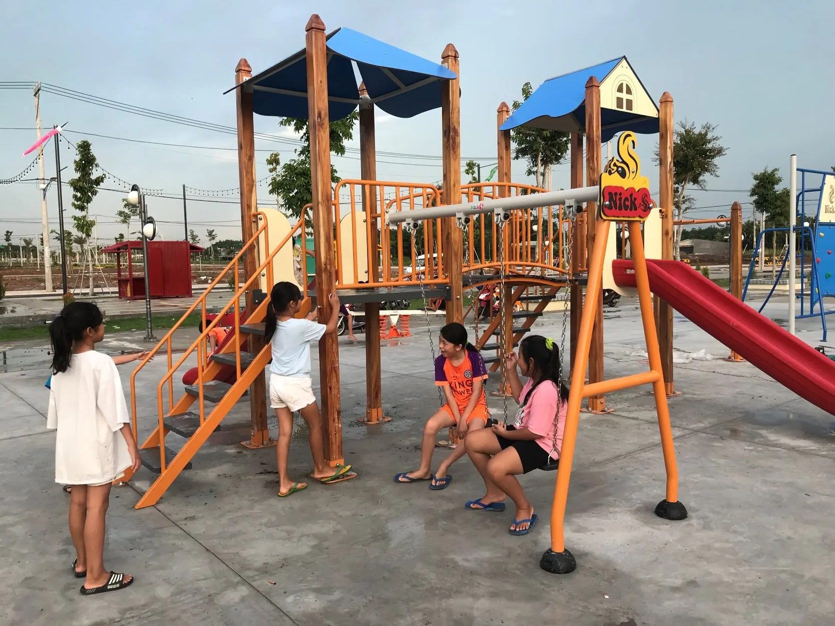 Cụm vận động liên hoàn 2 mái che, trụ gỗ 2 B