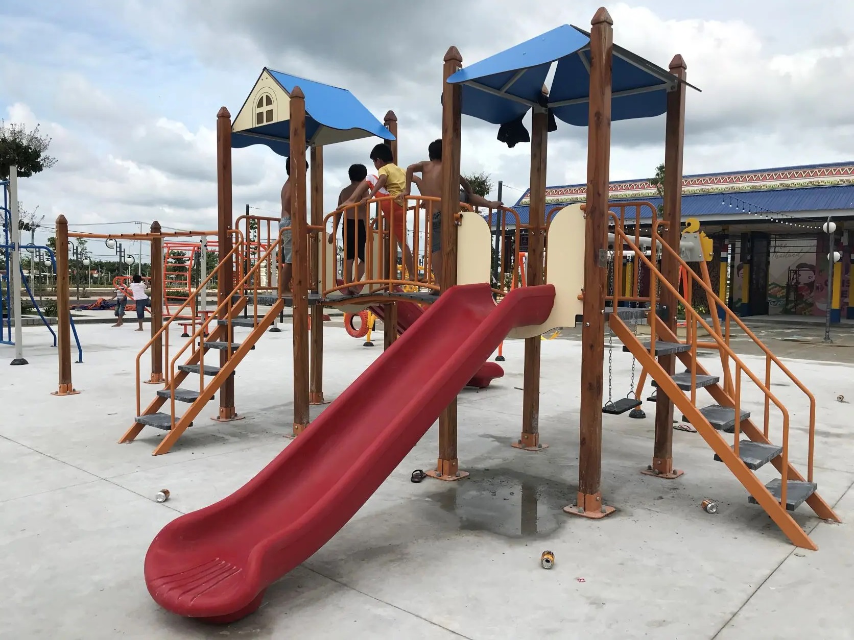 Cụm vận động liên hoàn 2 mái che, trụ gỗ 4 D