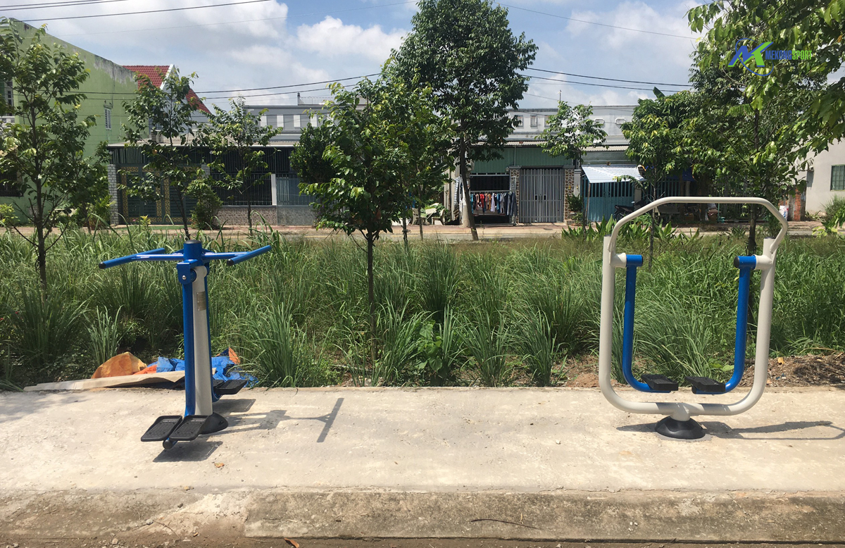 long an lap dat khu vui choi tre em ngoai troi dung cu the thao ngoai troi tren dia ban huyen can giuoc long an 10