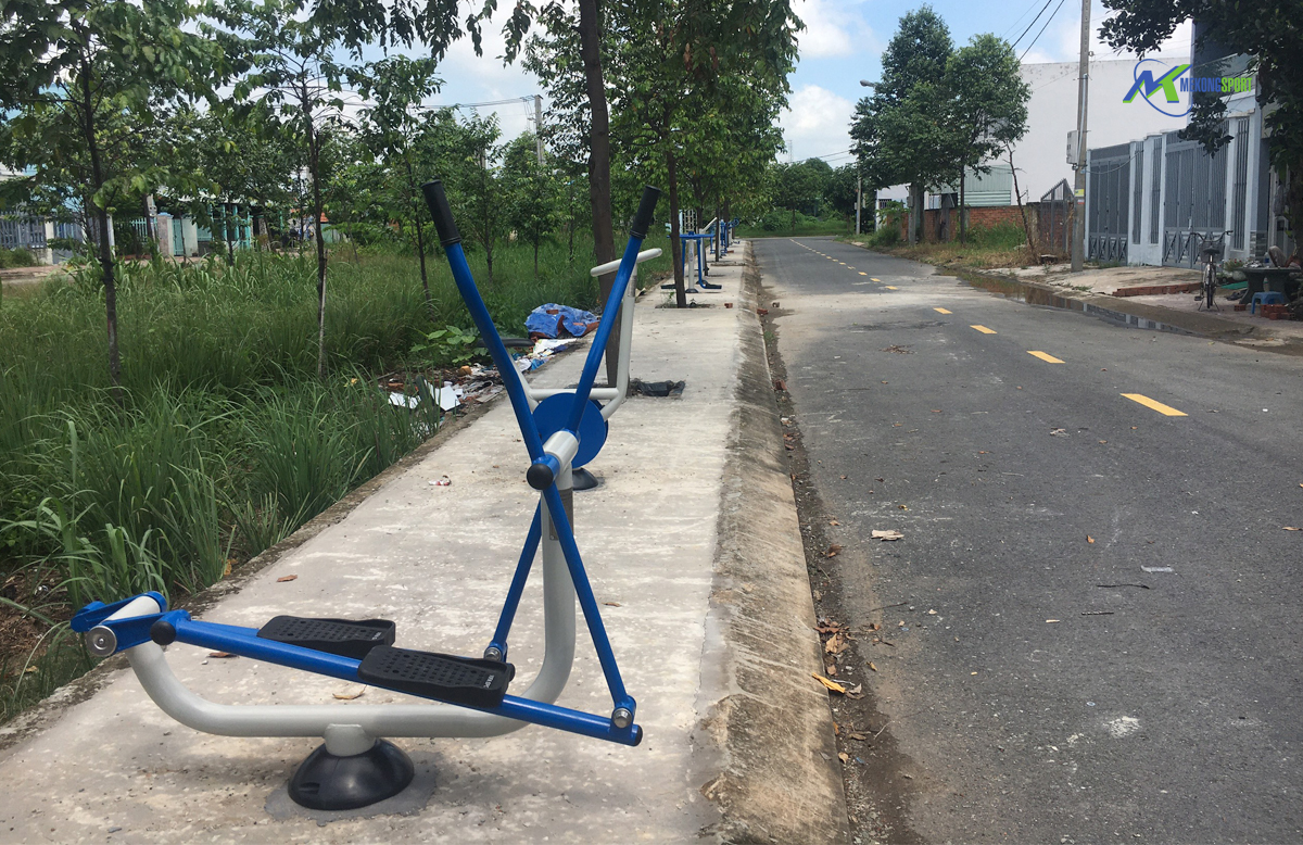 long an lap dat khu vui choi tre em ngoai troi dung cu the thao ngoai troi tren dia ban huyen can giuoc long an 11