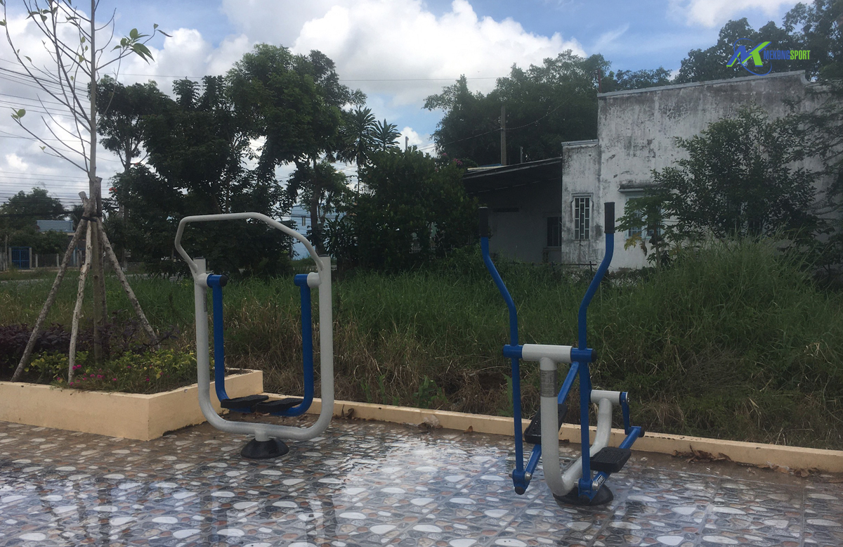 long an lap dat khu vui choi tre em ngoai troi dung cu the thao ngoai troi tren dia ban huyen can giuoc long an 2