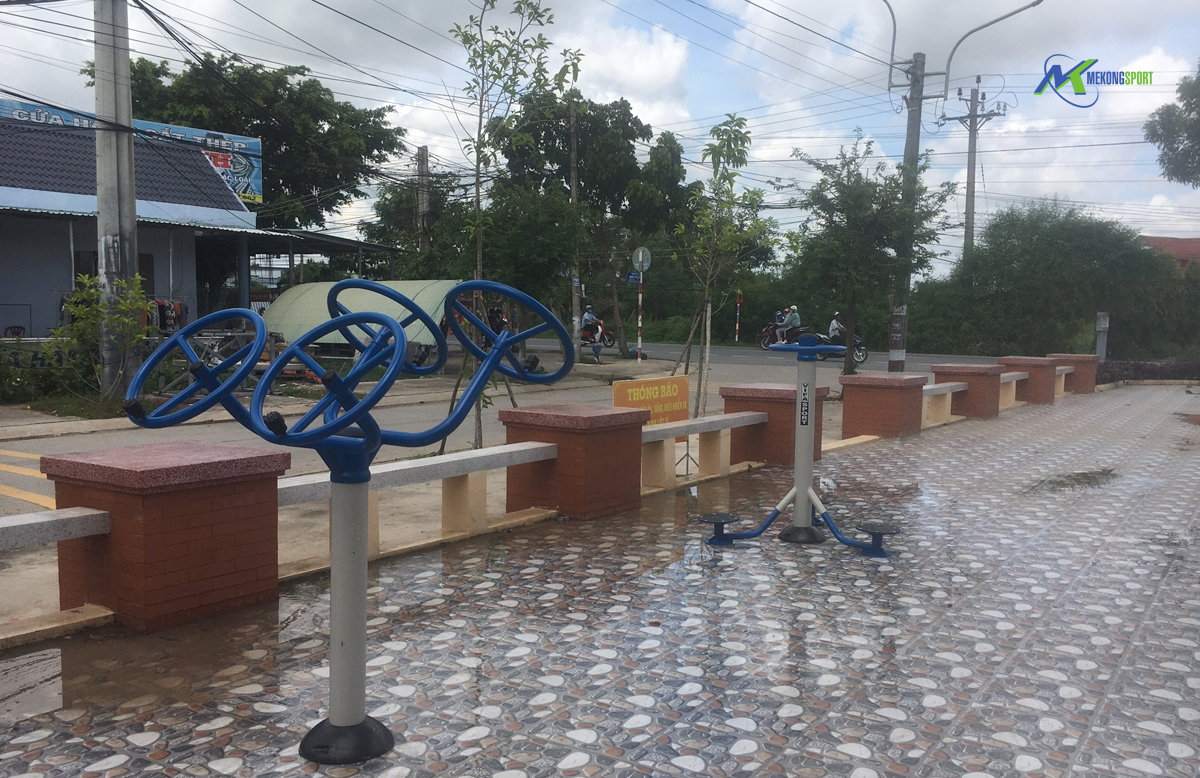 long an lap dat khu vui choi tre em ngoai troi dung cu the thao ngoai troi tren dia ban huyen can giuoc long an 3