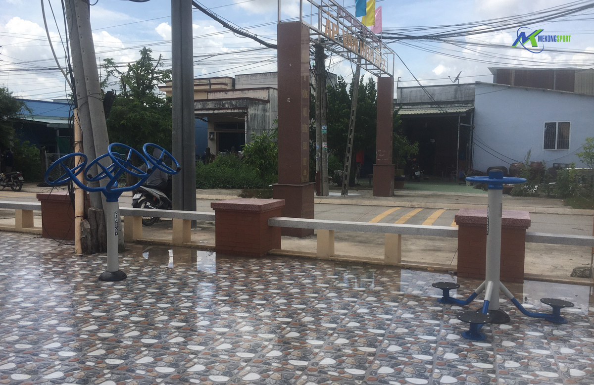 long an lap dat khu vui choi tre em ngoai troi dung cu the thao ngoai troi tren dia ban huyen can giuoc long an 4