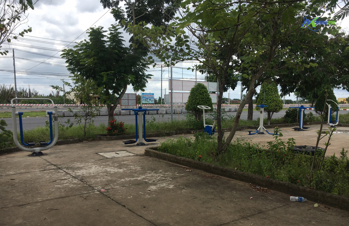 long an lap dat khu vui choi tre em ngoai troi dung cu the thao ngoai troi tren dia ban huyen can giuoc long an 6