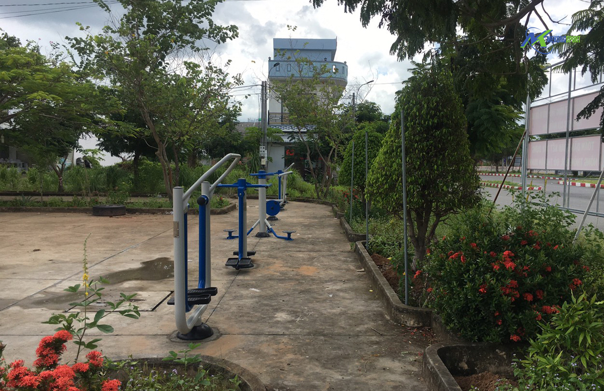 long an lap dat khu vui choi tre em ngoai troi dung cu the thao ngoai troi tren dia ban huyen can giuoc long an 7