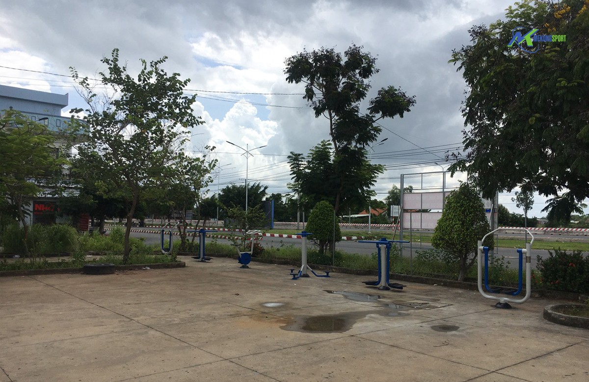 long an lap dat khu vui choi tre em ngoai troi dung cu the thao ngoai troi tren dia ban huyen can giuoc long an 8