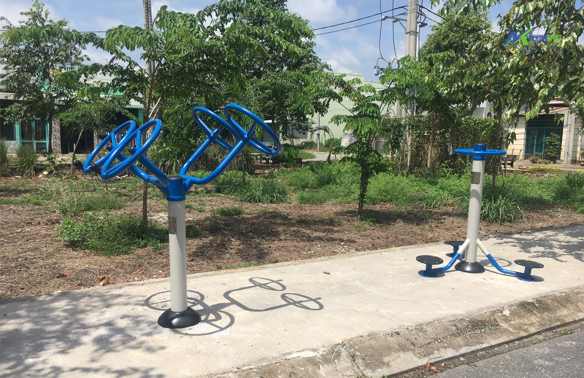 long an lap dat khu vui choi tre em ngoai troi dung cu the thao ngoai troi tren dia ban huyen can giuoc long an 9