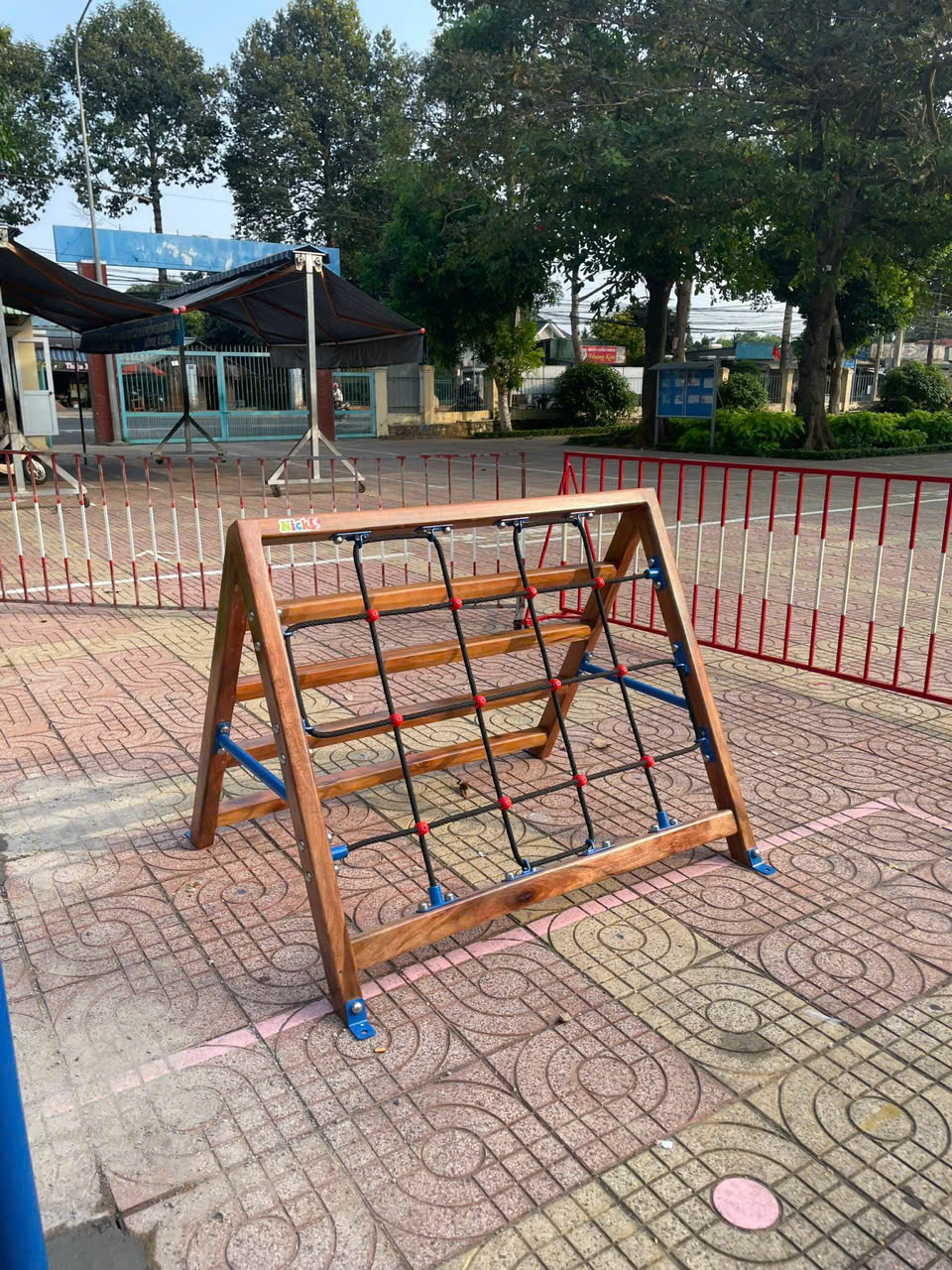 Thang lưới khung gỗ 3 thang luoi khung go 2