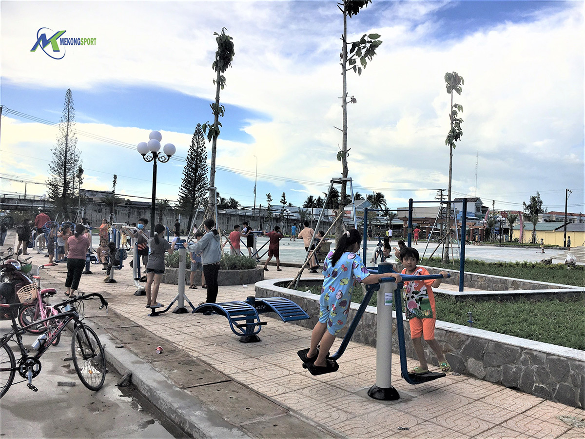 Sóc Trăng: Thiết bị tập thể dục công viên lần đầu tiên đến với người dân tại công viên Thạnh Trị - Huyện Thạnh Trị Tỉnh Sóc Trăng 12 thiet bi tap cong vien soc trang lap dat boi mekongsport 12