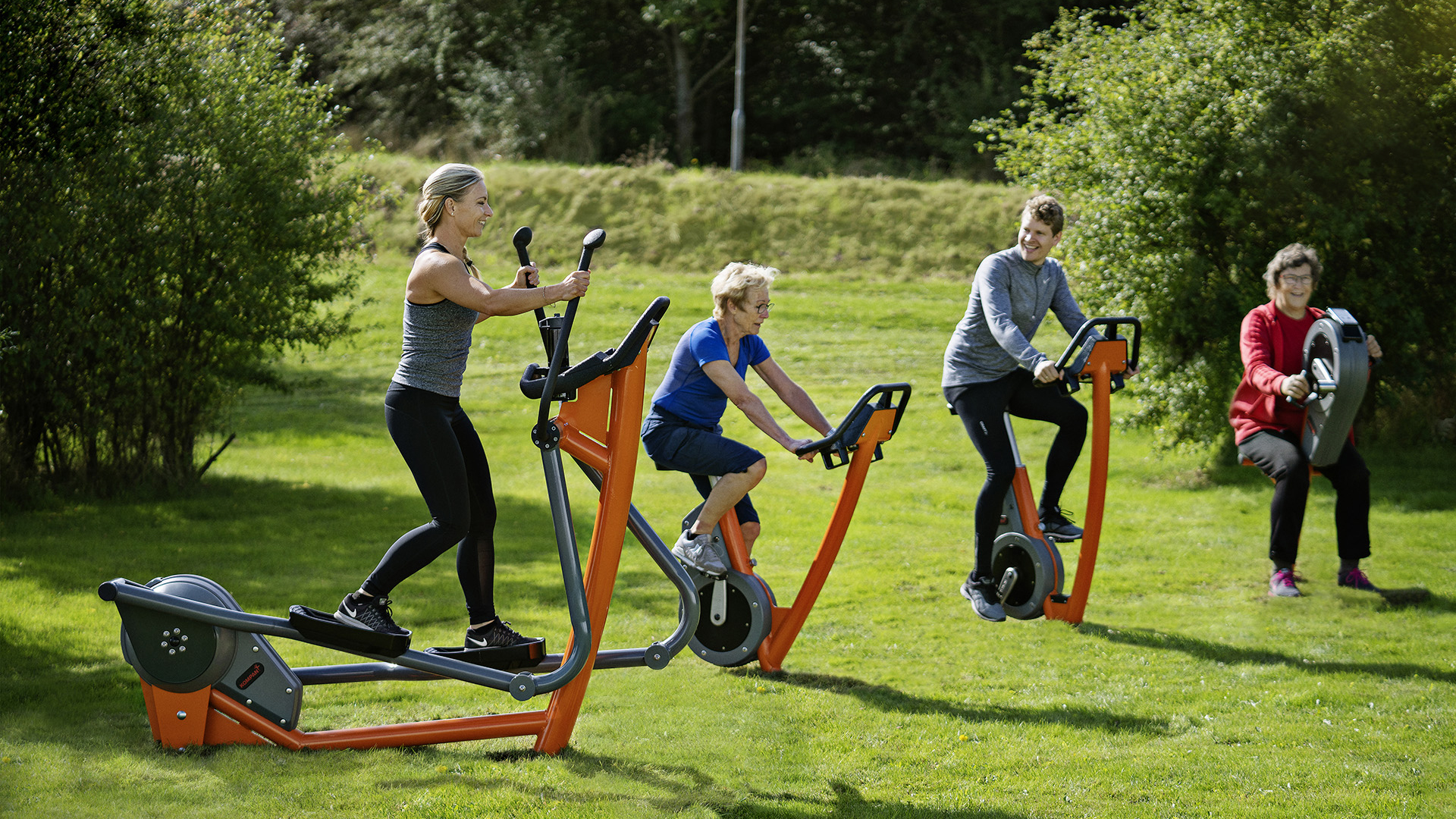 bài tập cardio ngoài trời với thiết bị thể thao công viên