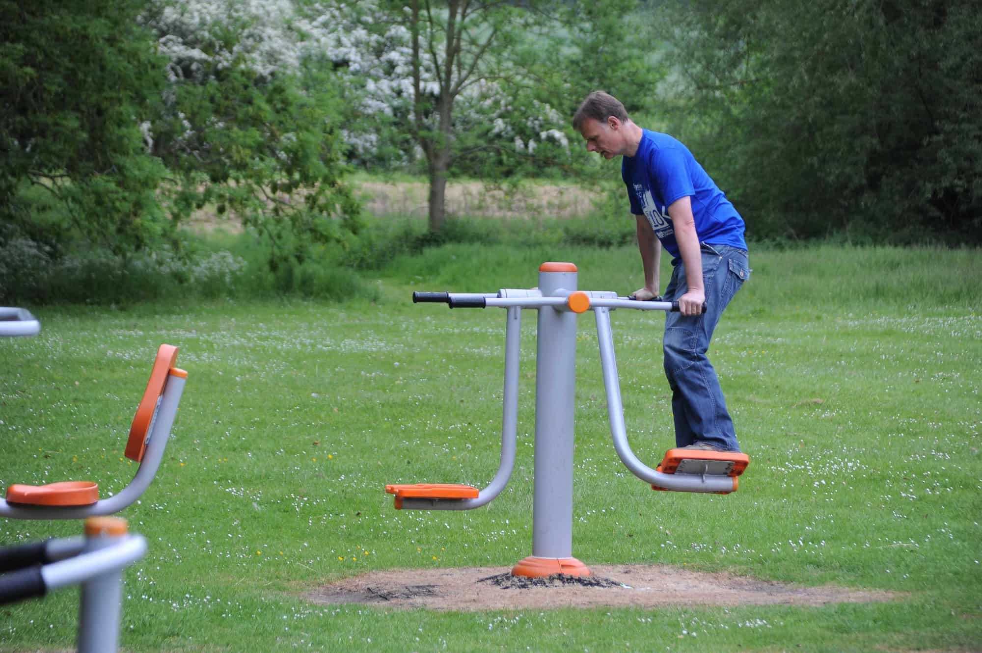 cách tập cardio với thiết bị thể thao ngoài trời