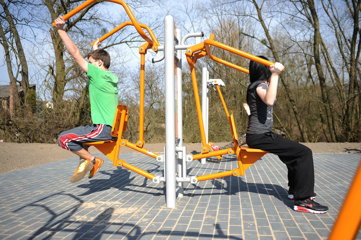 Nên rèn luyện sức khỏe với khu thể thao ngoài trời hay tại phòng gym? 