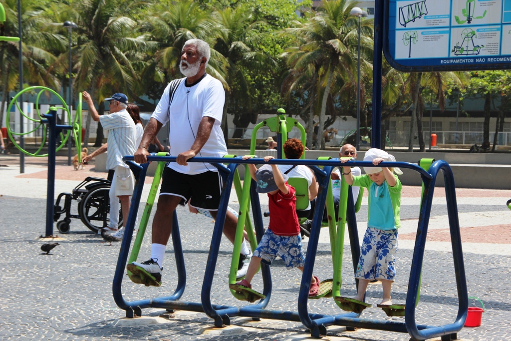  Nên rèn luyện sức khỏe với dụng cụ tập thể thao ngoài trời hay tại phòng gym? 