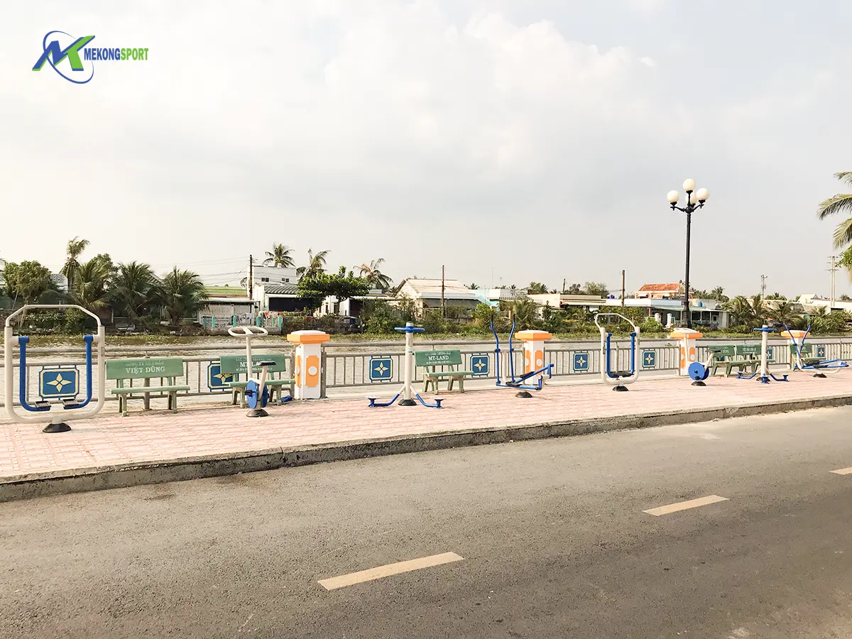 so sánh dụng cụ tập thể dục ngoài trời trụ đơn trụ đôi