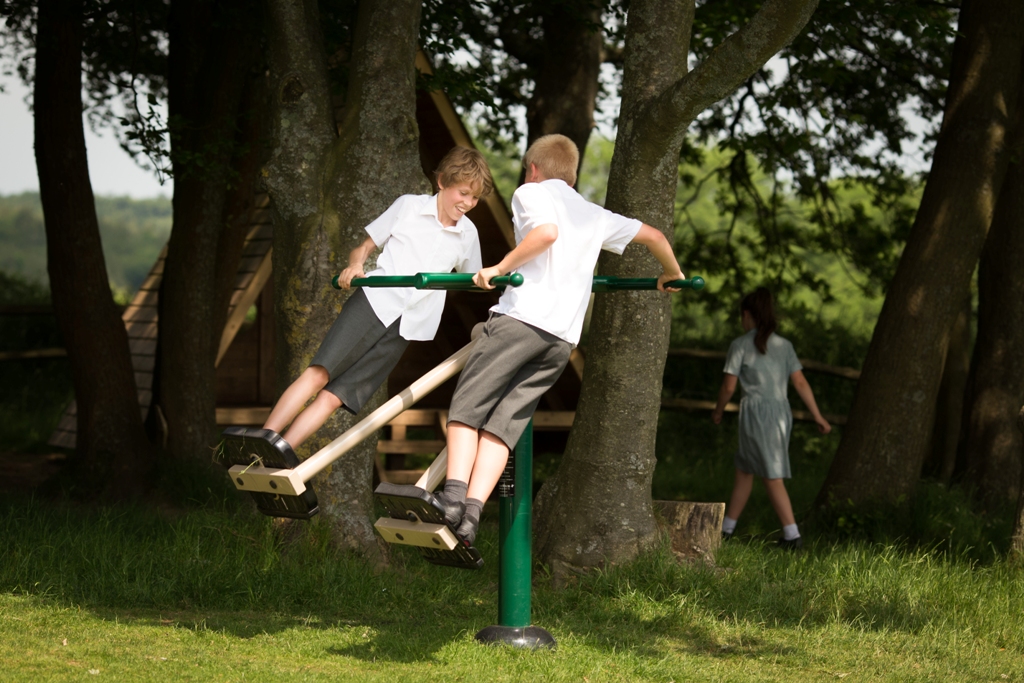 tập cardio với thiết bị thể dục ngoài trởi