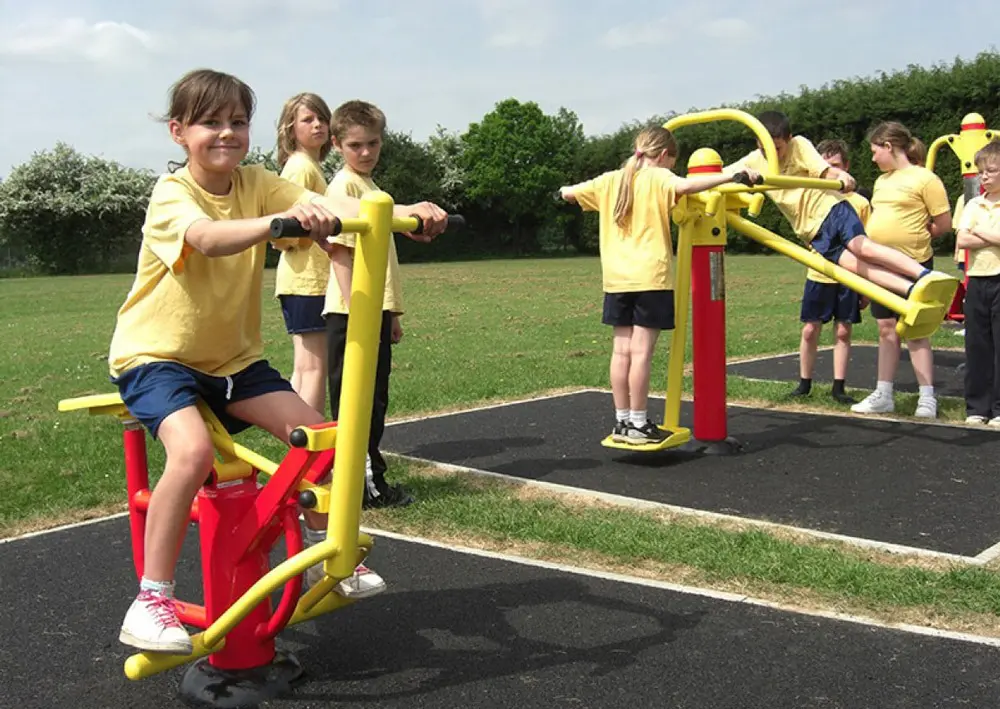 Những ai nên mua thiết bị tập thể dục ngoài trời? Vì sao? Lợi ích cho từng đối tượng? 