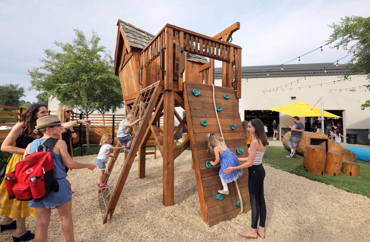 5 phong cách thiết kế khu vui chơi trẻ em ngoài trời 2023 