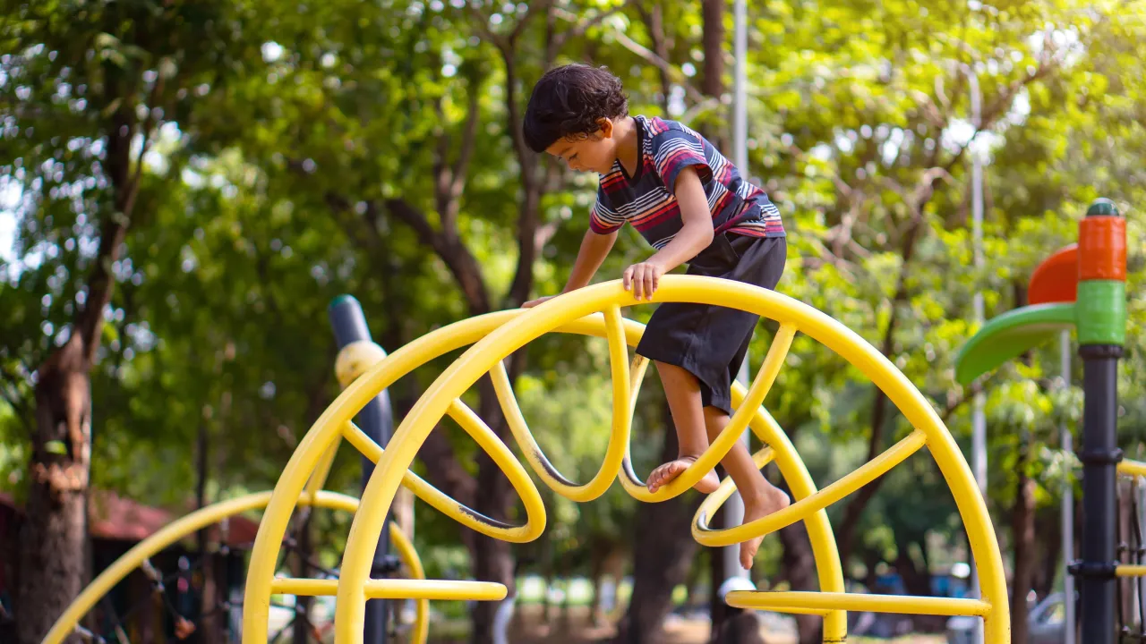 Lưu ý khi thi công khu vui chơi trẻ em ngoài trời an toàn