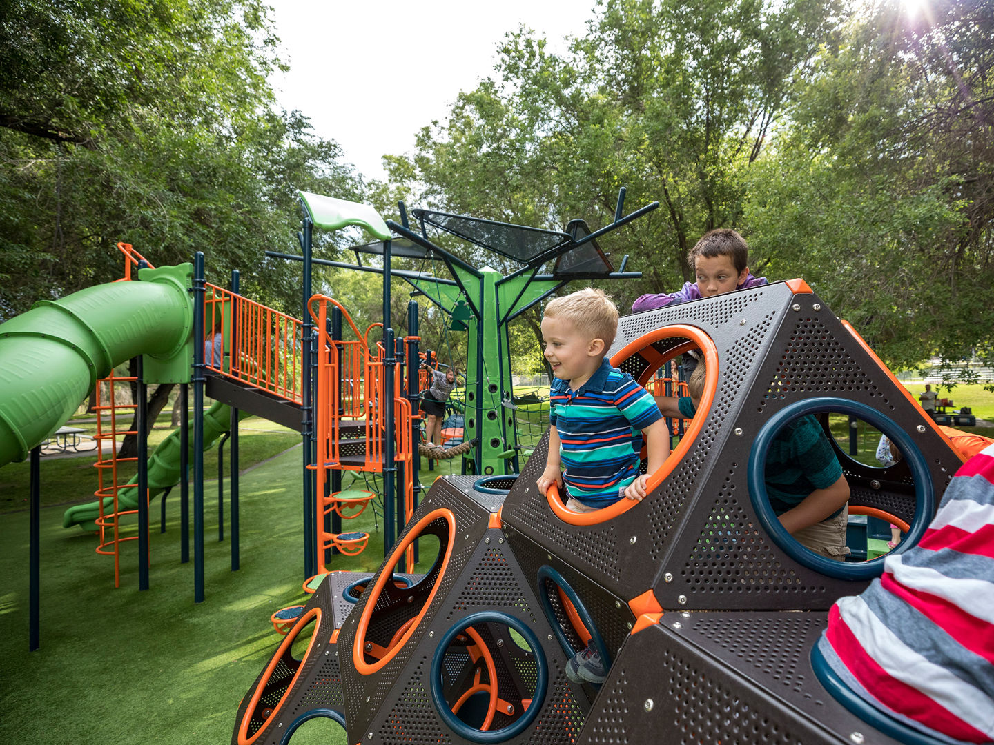 thiết bị khu vui chơi trẻ em ngoài trời