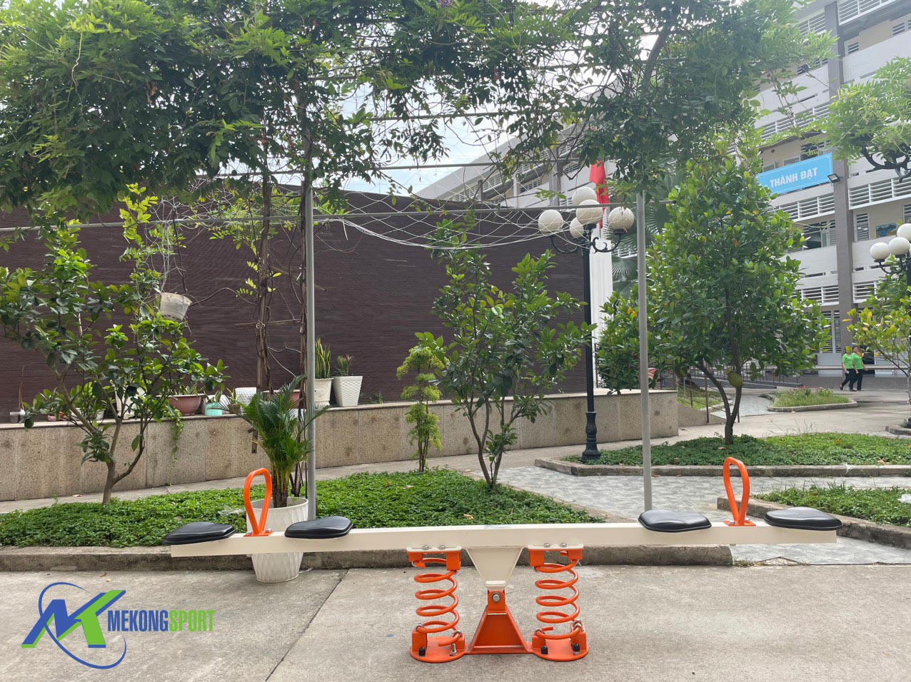 TPHCM: Trường Nguyễn Khuyến trang bị dòng thiết bị tập thể dục cao cấp ngoài trời