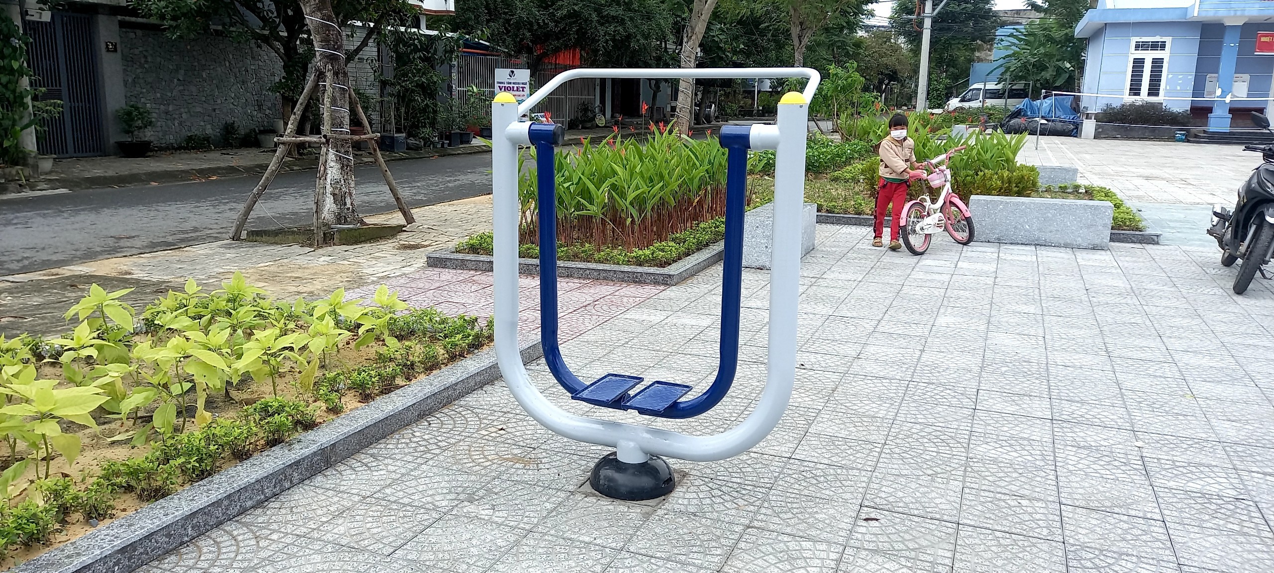 dụng cụ tập thể dục ở công viên giúp săn cơ