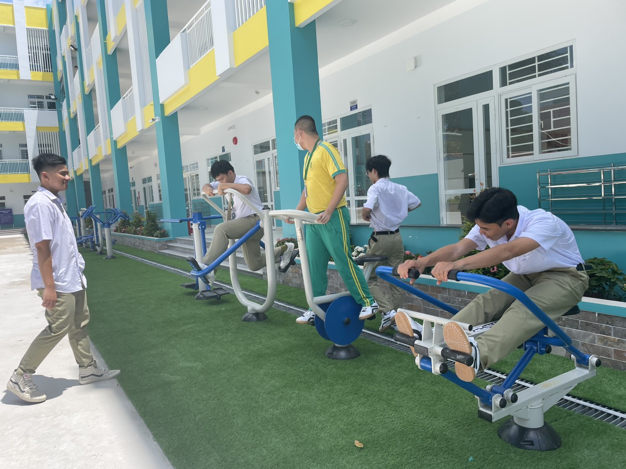 6 tác dụng của dụng cụ tập thể dục ngoài trời cho học sinh, sinh viên 