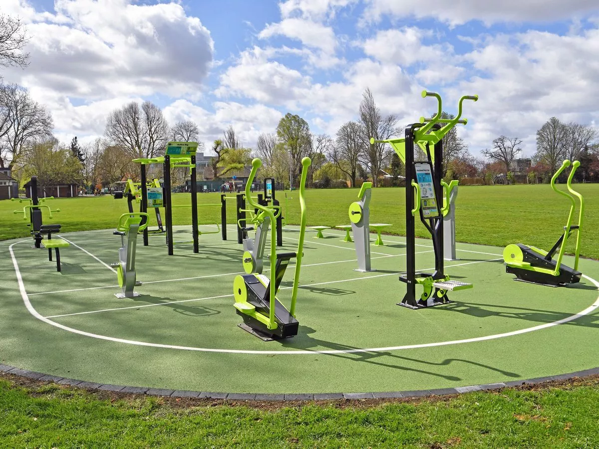 Chung cư nên lắp đặt dụng cụ thể thao ngoài trời, khu vui chơi trẻ em hay sân thể thao 