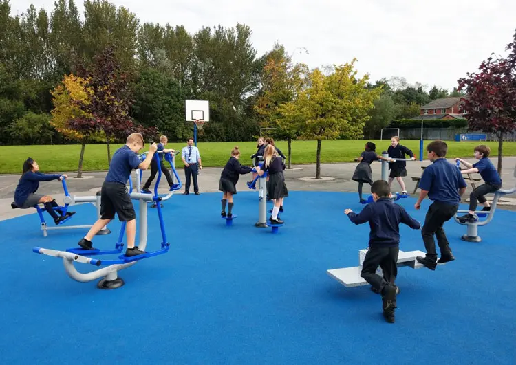 Tác dụng của dụng cụ tập thể dục ngoài trời cho trẻ em