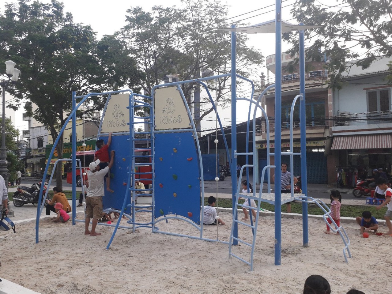 Kinh nghiệm tập luyện với máy tập thể ở dục công viên
