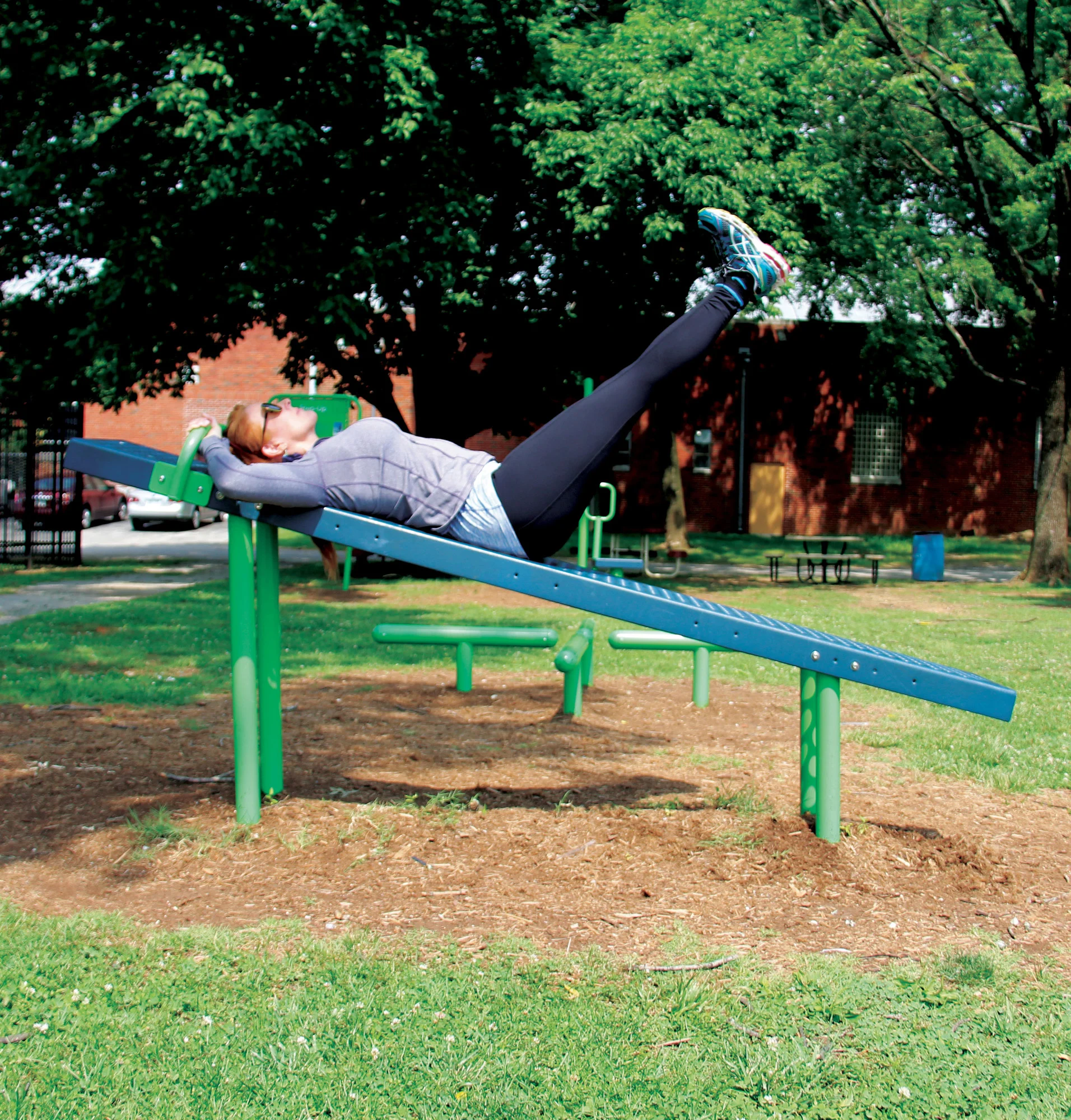 Cách sử dụng dụng cụ tập bụng ngoài trời