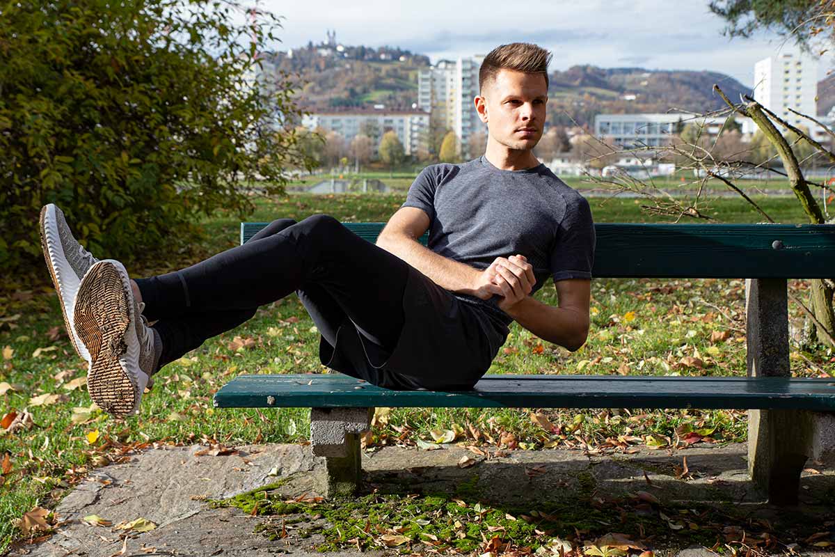 Cách tập bụng với dụng cụ thể dục ngoài trời