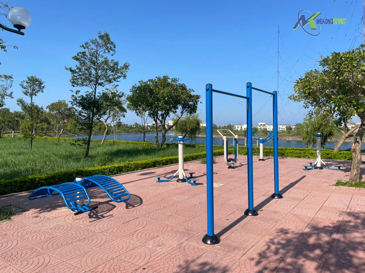 Hướng dẫn tập gym hiệu quả với bộ dụng cụ tập thể dục ngoài trời tại công viên