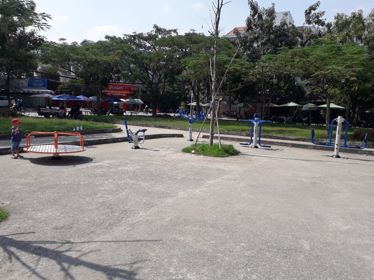 Phân biệt các thiết bị, dụng cụ tập thể dục ở công viên