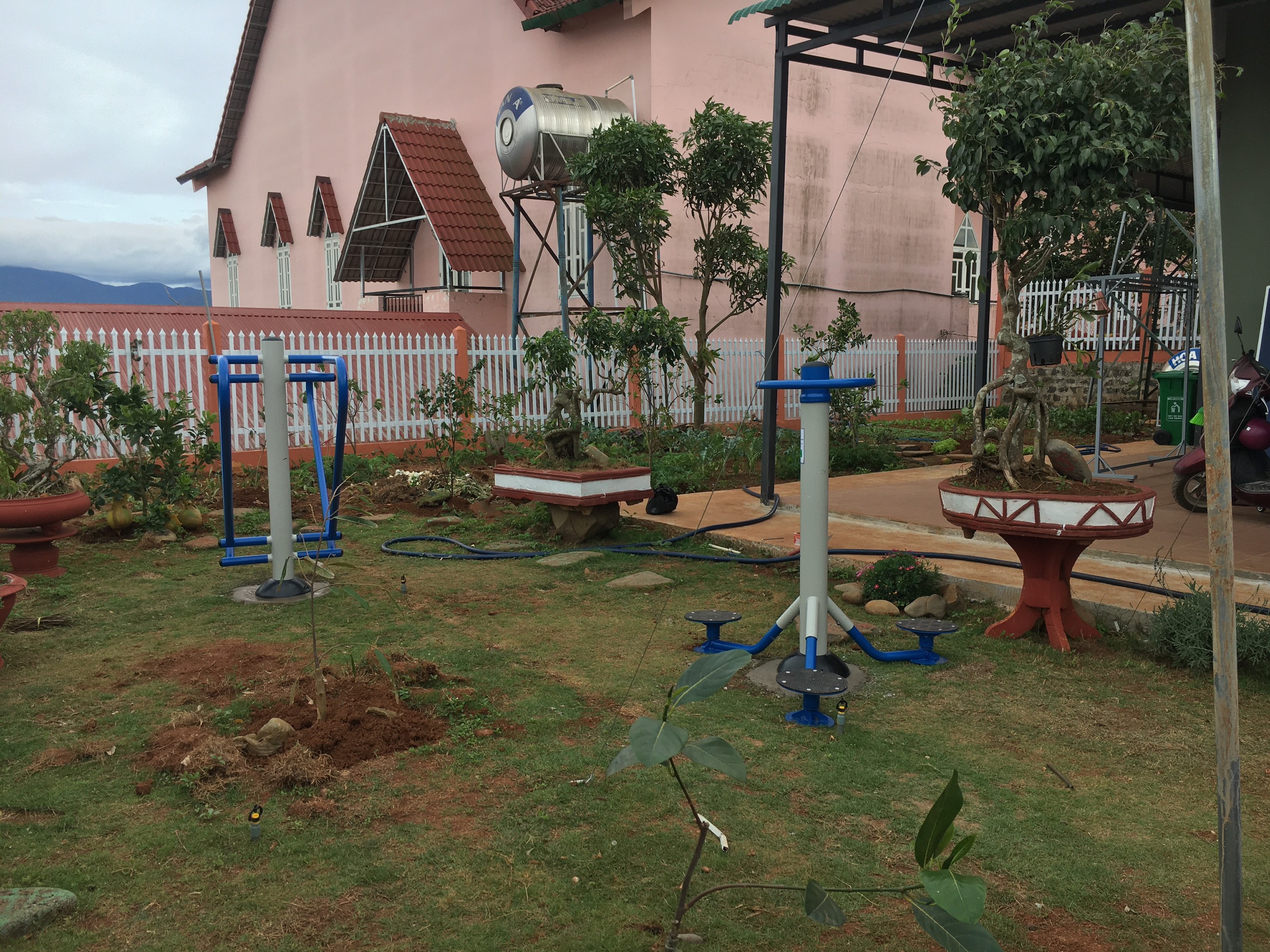 Bộ dụng cụ tập gym tại nhà phù hợp cho sân vườn rộng 2 Bộ dụng cụ tập gym tại nhà cho sân vườn rộng