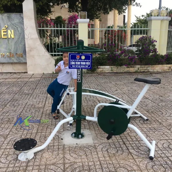 Dụng cụ thể dục ngoài trời