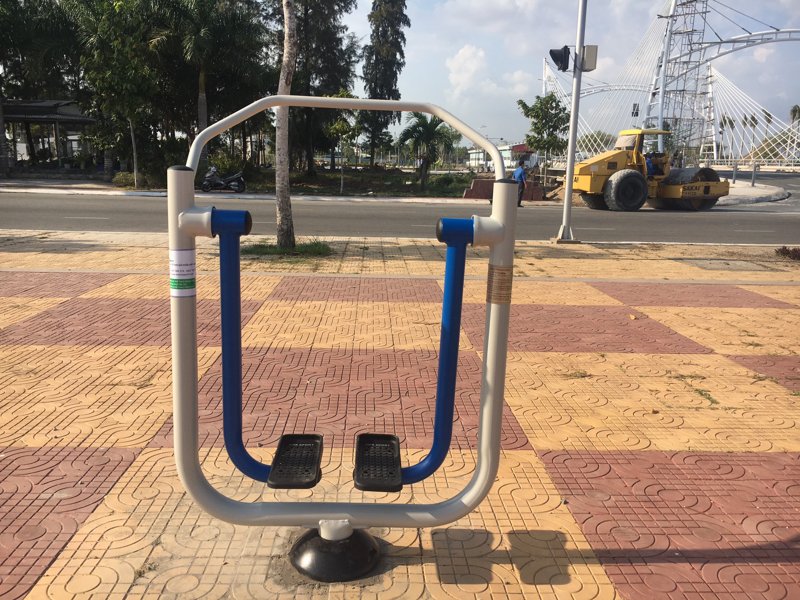 Nơi bán thiết bị tập thể dục ngoài trời - máy đi bộ trên không