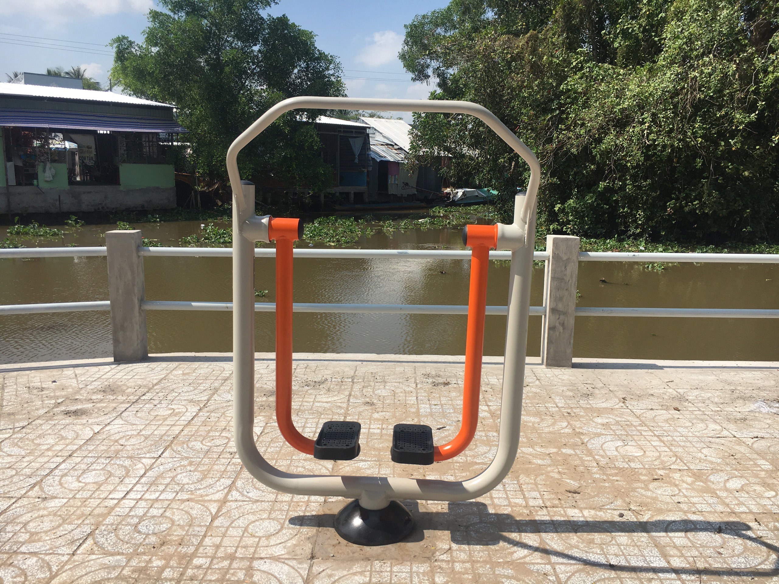 dụng cụ thể dục ngoài trời