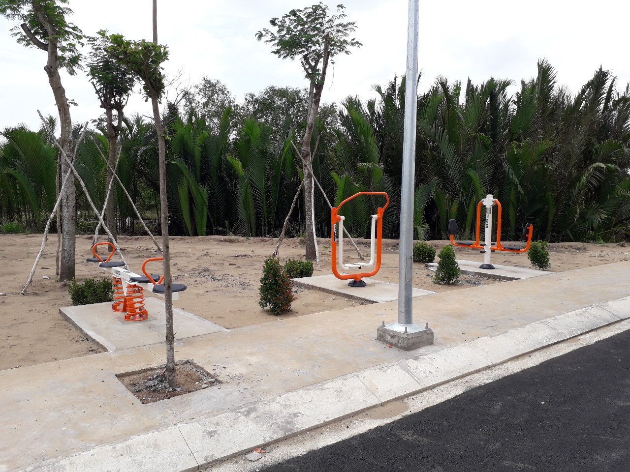 Các loại máy tập thể dục ở công viên dạng trụ đôi