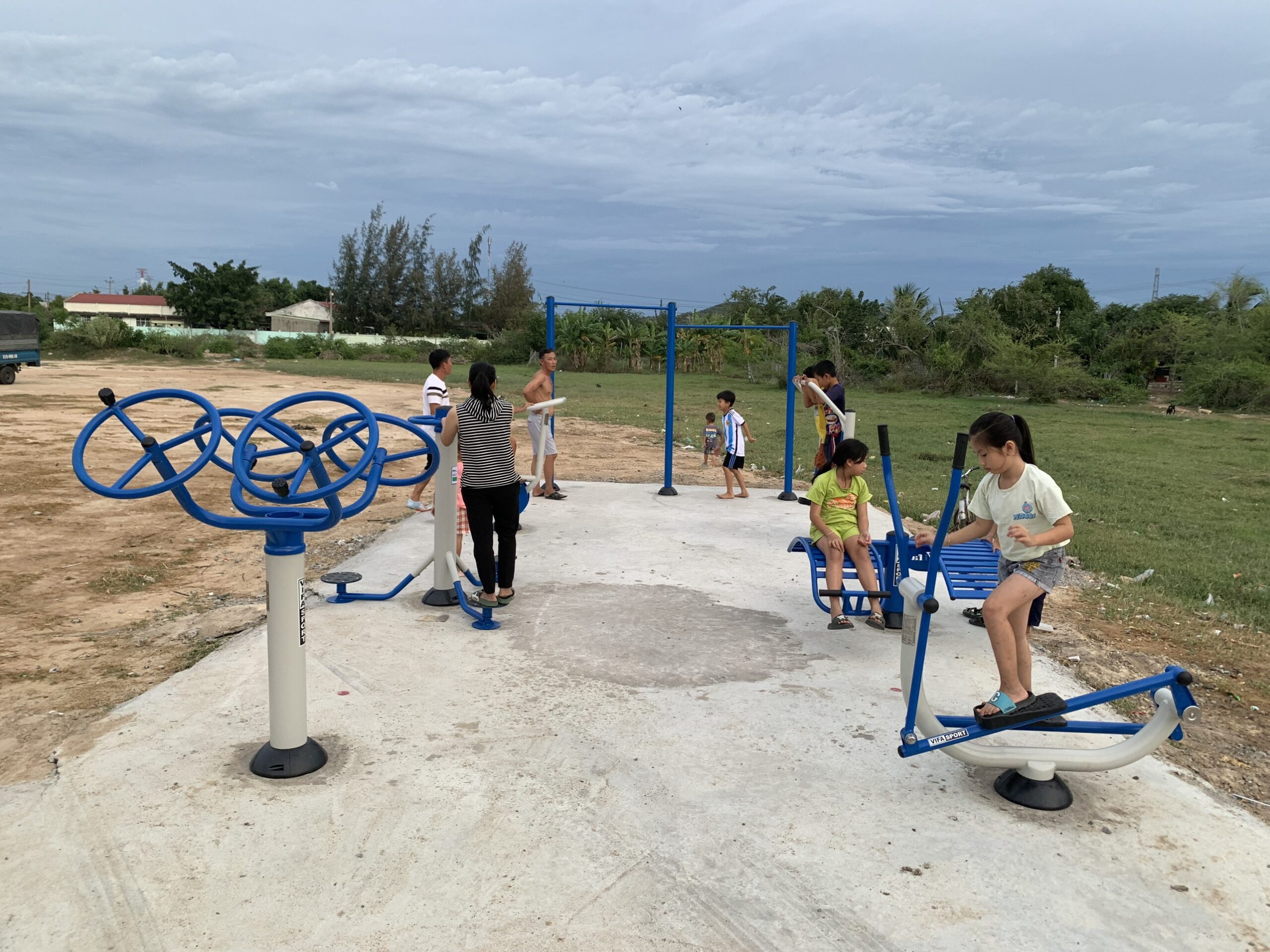 Dự toán chi phí thiết bị thể dục ngoài trời cho không gian công cộng