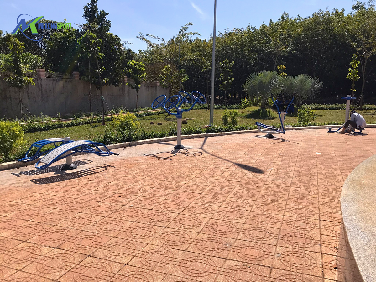 Vì sao nên lắp dụng cụ thể thao ngoài trời cho nhà trường