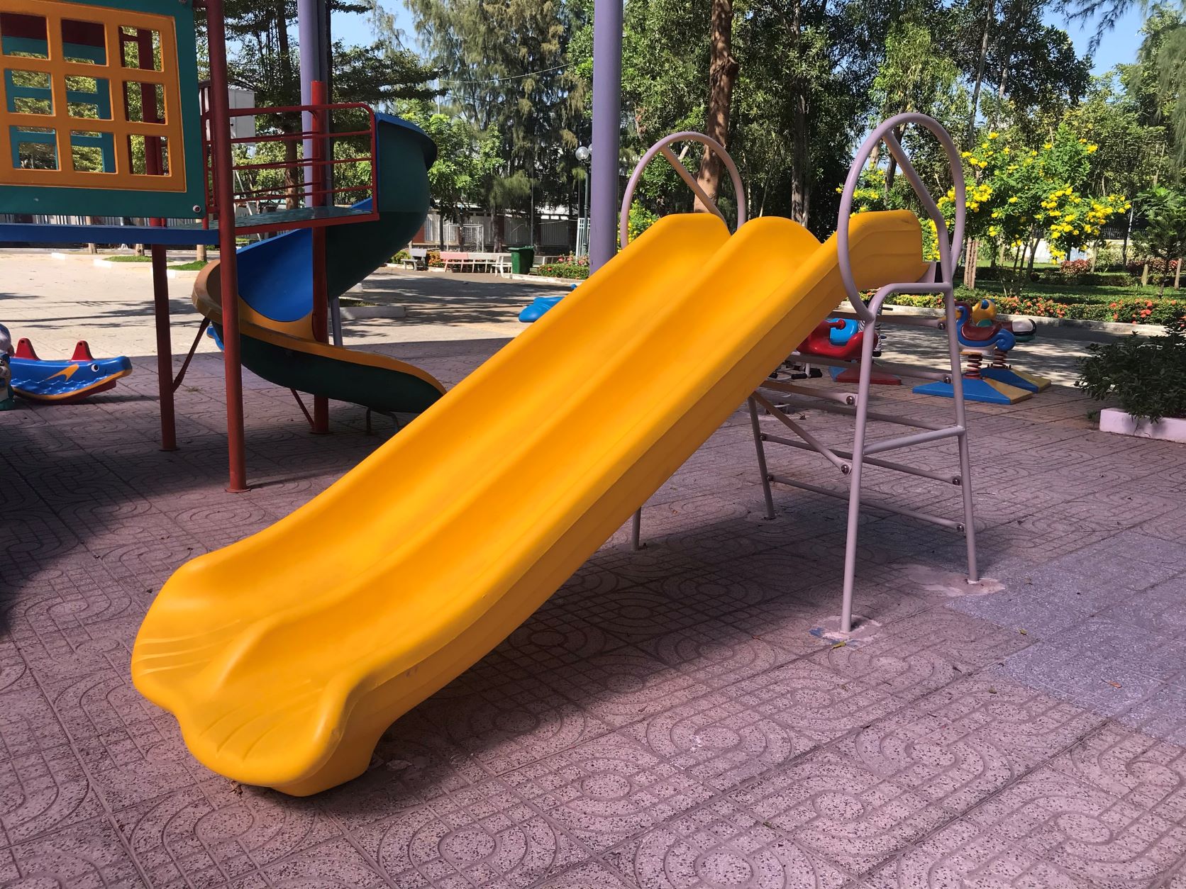 Top 8 mẫu cầu trượt cho khu vui chơi trẻ em ngoài trời phổ biến nhất hiện nay 3 Top 8 mẫu cầu trượt cho khu vui chơi cho bé ngoài trời phổ biến nhất hiện nay