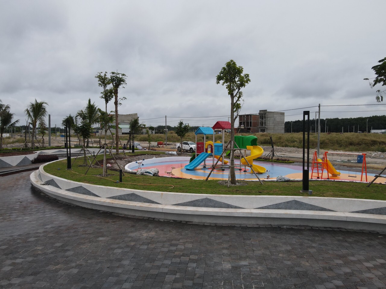 Các thiết bị khu vui chơi trẻ em ngoài trời phù hợp lắp ở đâu 