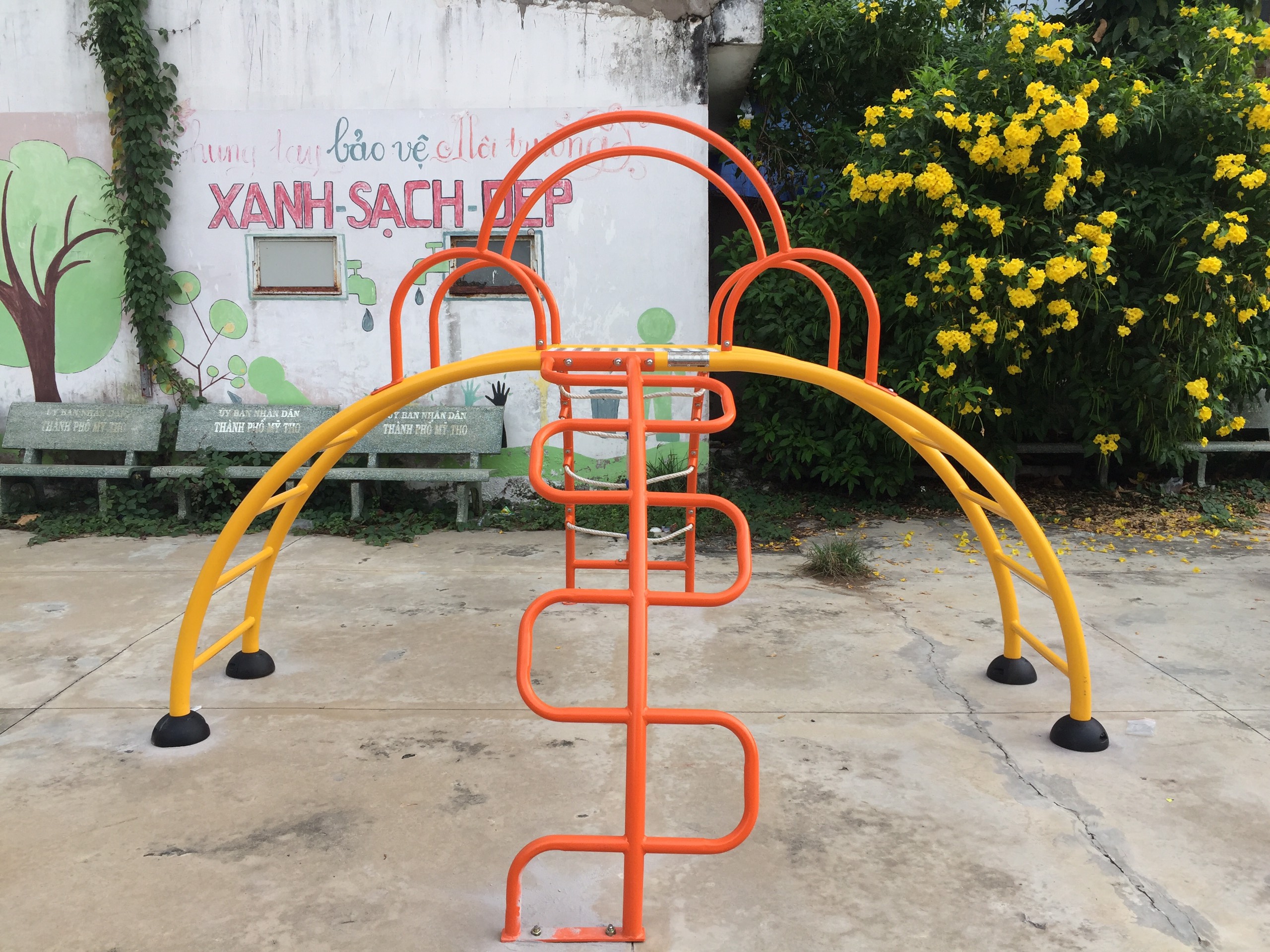 Danh mục thiết bị vận động và đồ chơi ngoài trời cho trẻ mầm non theo quy định nhà nước