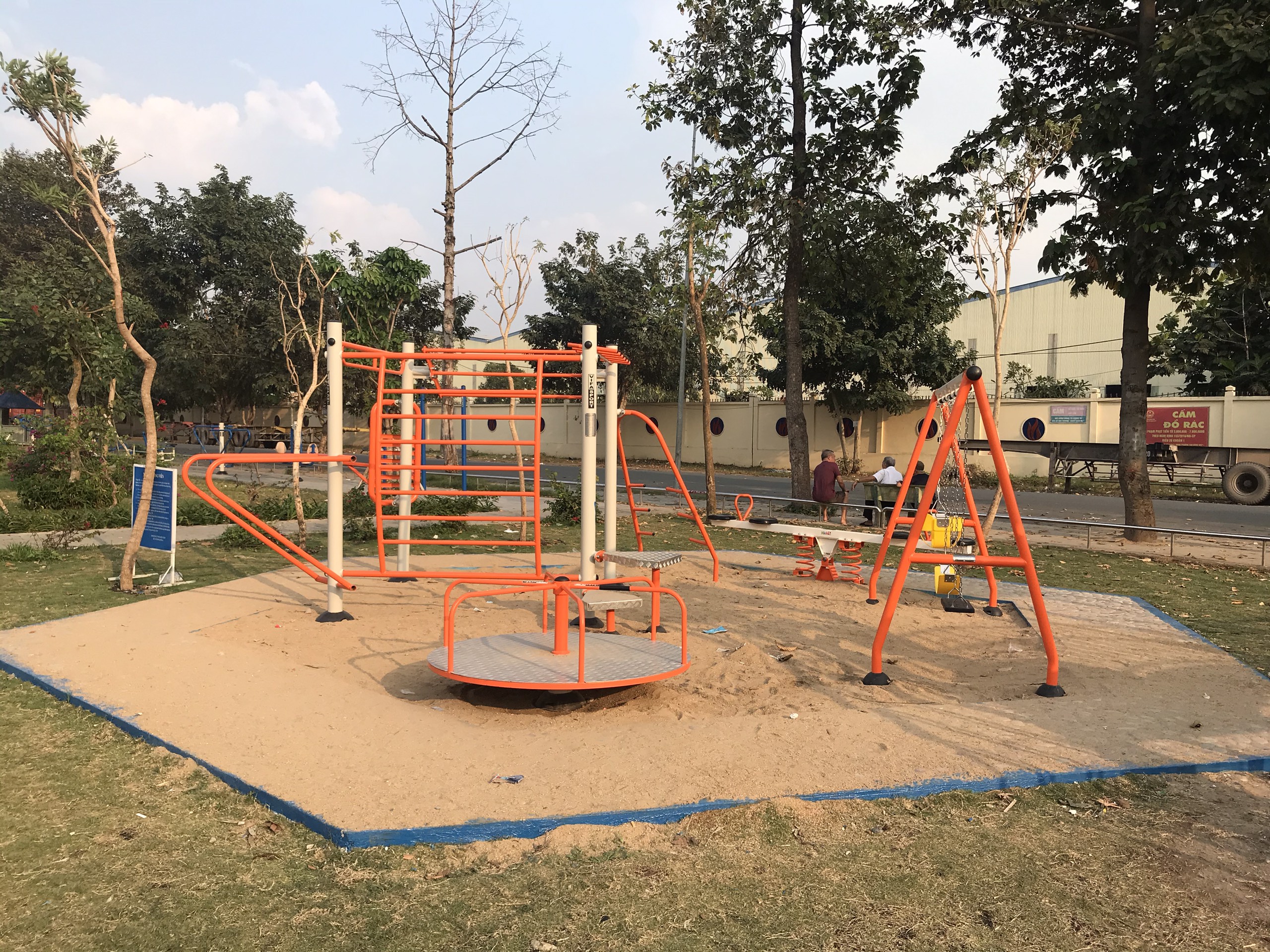 Đồ chơi ngoài trời cho trẻ mầm non gồm những loại nào?