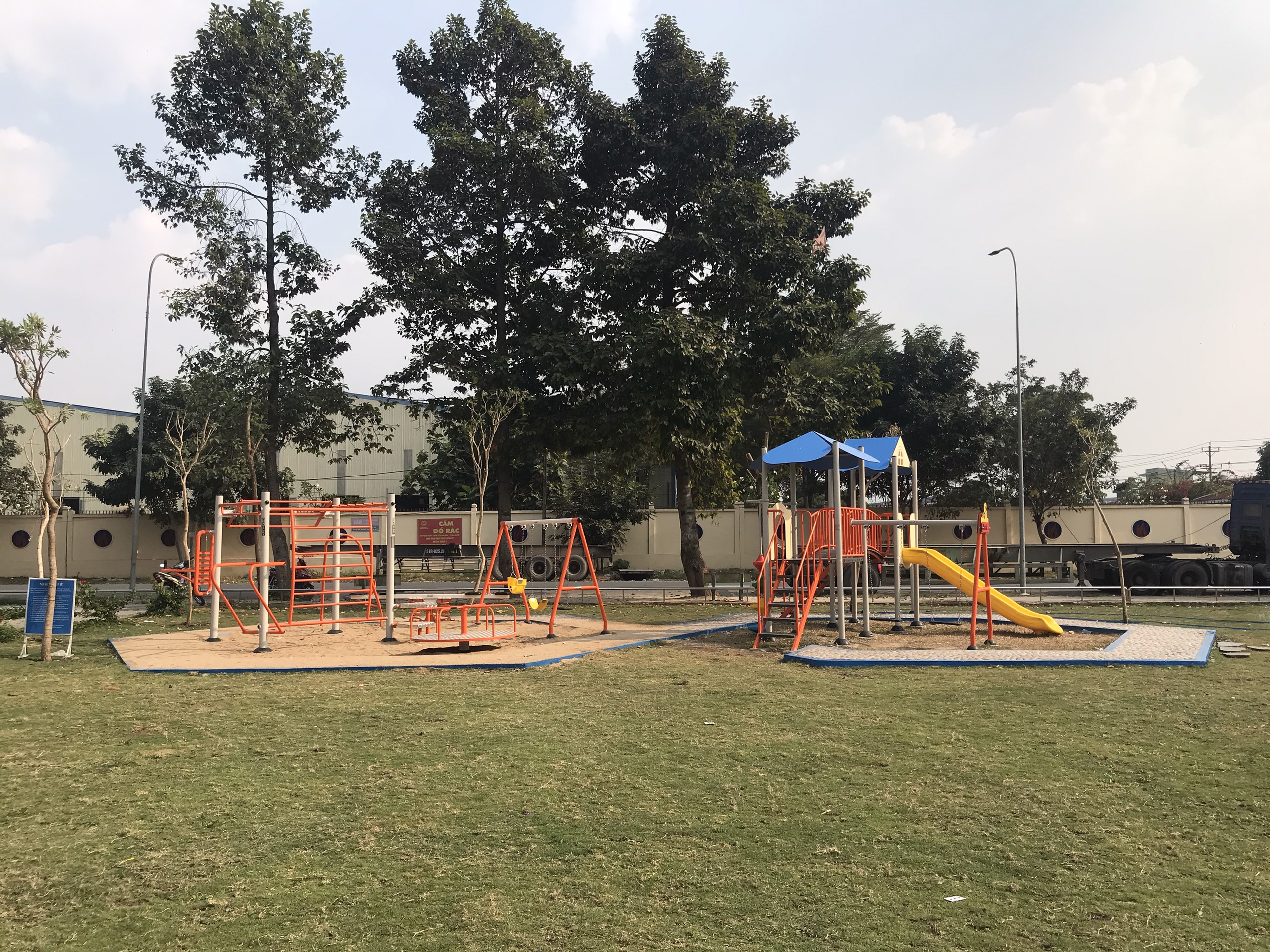 Các thiết bị khu vui chơi trẻ em ngoài trời phù hợp lắp ở đâu 