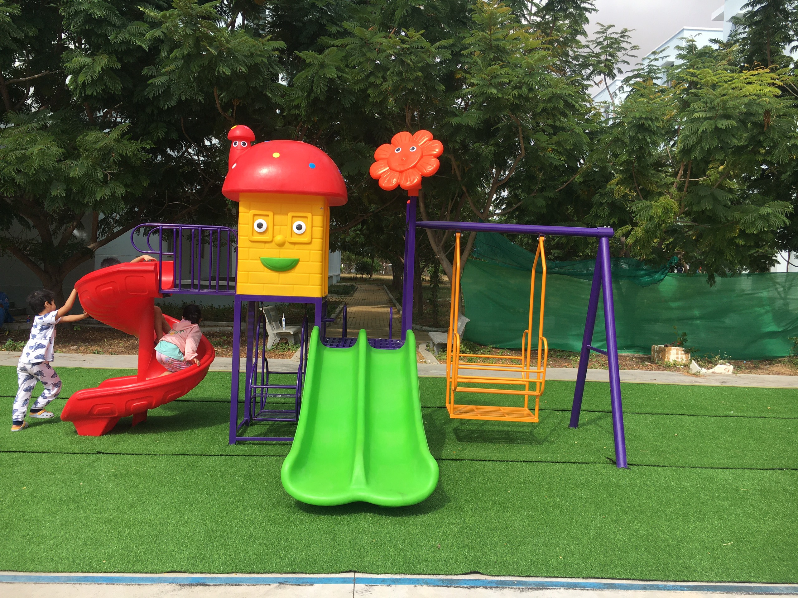 3 cách lót sàn cho sân chơi trẻ em ngoài trời tại các dự án chung cư
