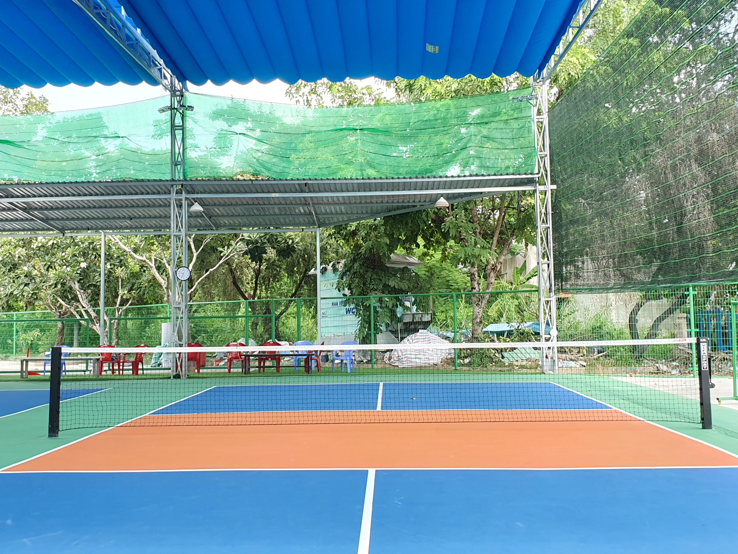 Tru pickleball dat tieu chuan thi dau co dinh 2 mekongsport