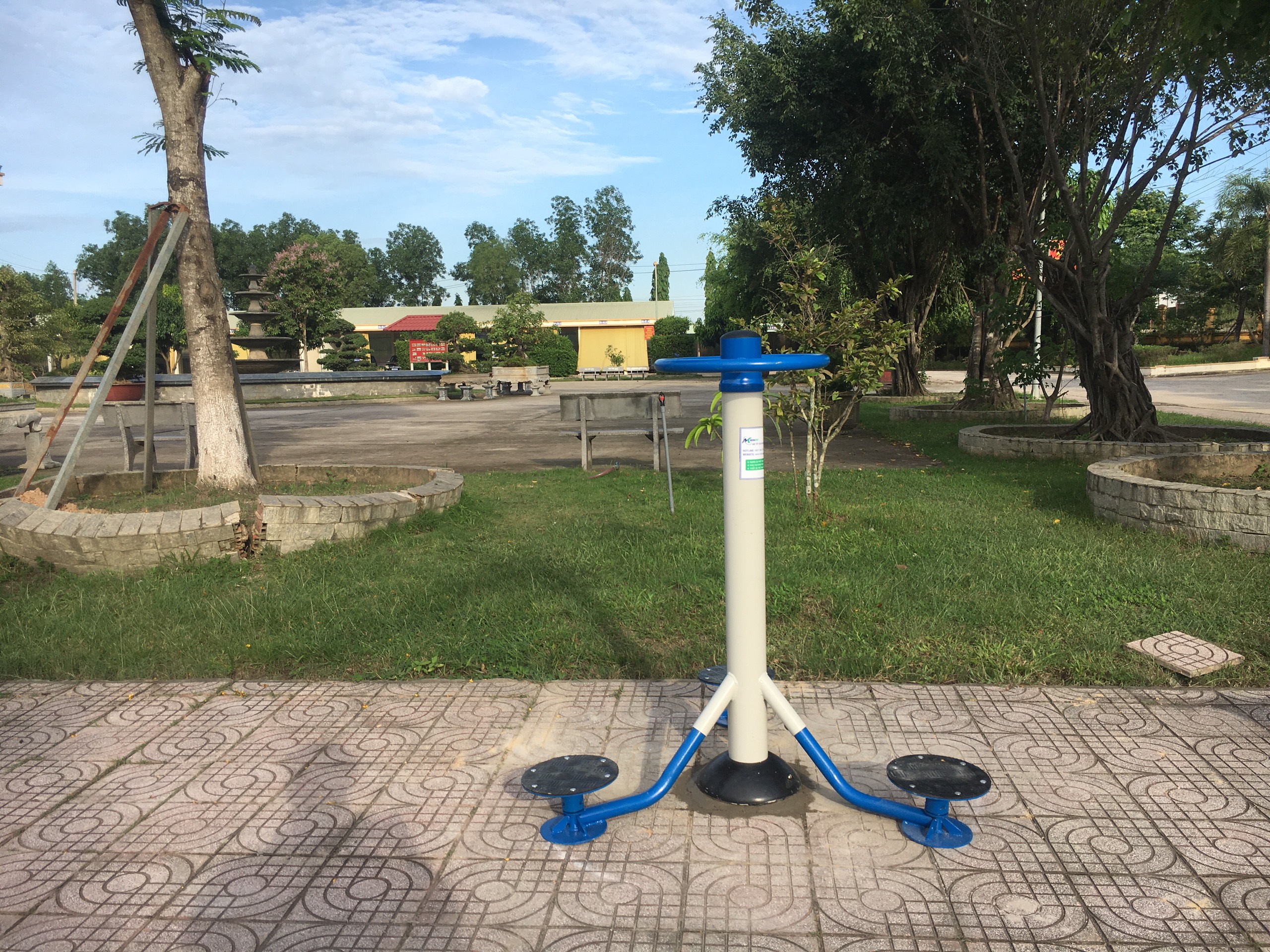 Máy tập thể dục công cộng