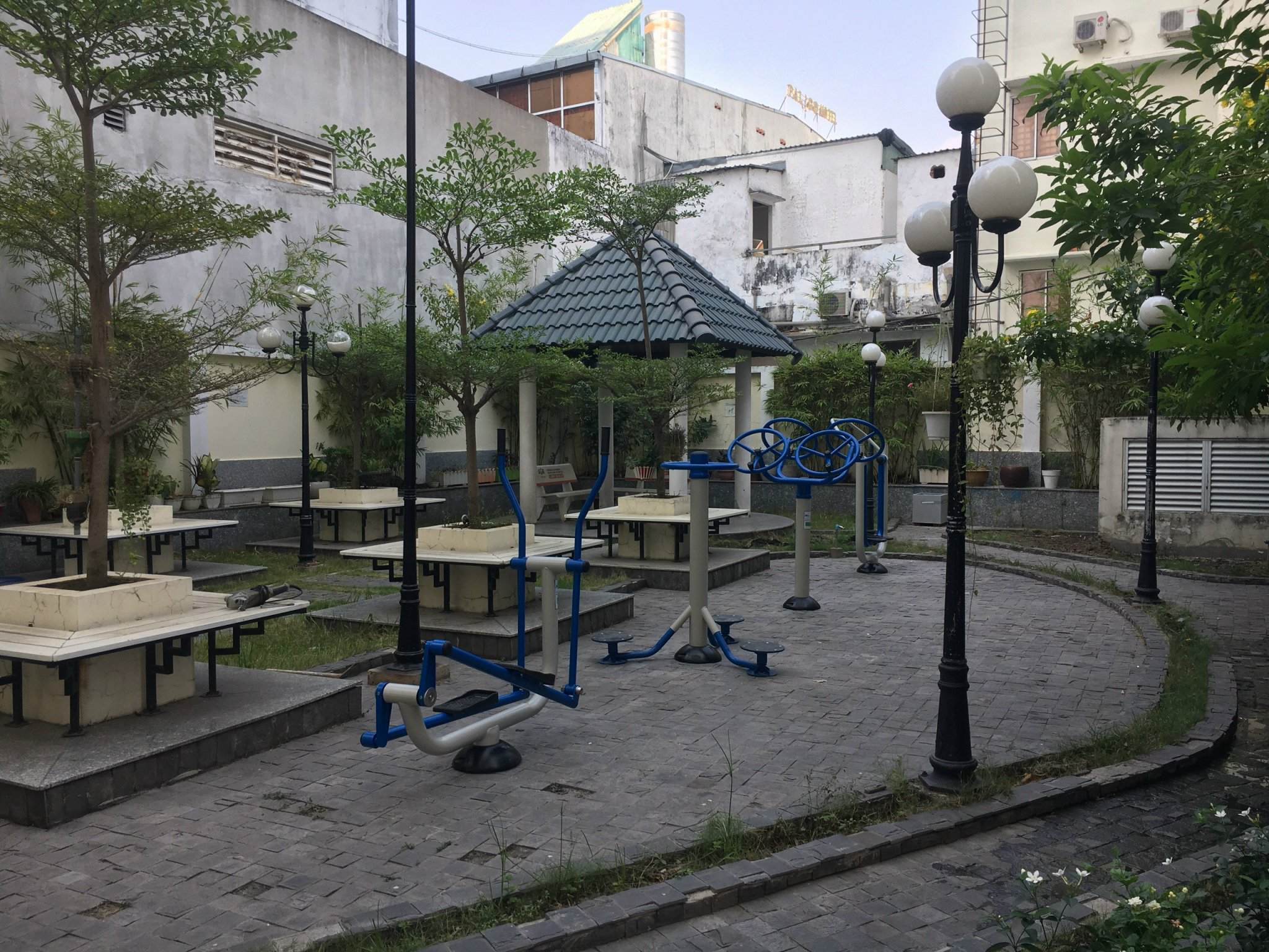 Giá dụng cụ tập thể dục ngoài trời